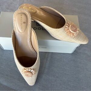 Bandolino Beige raffia Mules with Flower Accent summertime slide new in box
